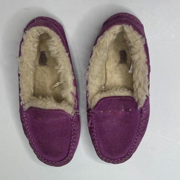 UGG moccasins, little girl's size 2, in fuchsia with shearling lining. - Picture 2 of 8